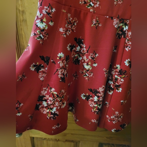 H&M red & flower dress - Picture 2 of 4